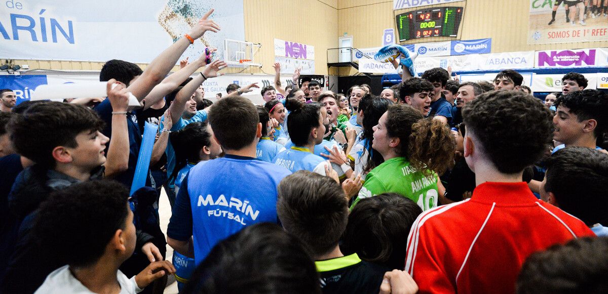 O Marín Futsal celebra a permanencia en Primeira tras vencer o Ourense na Raña