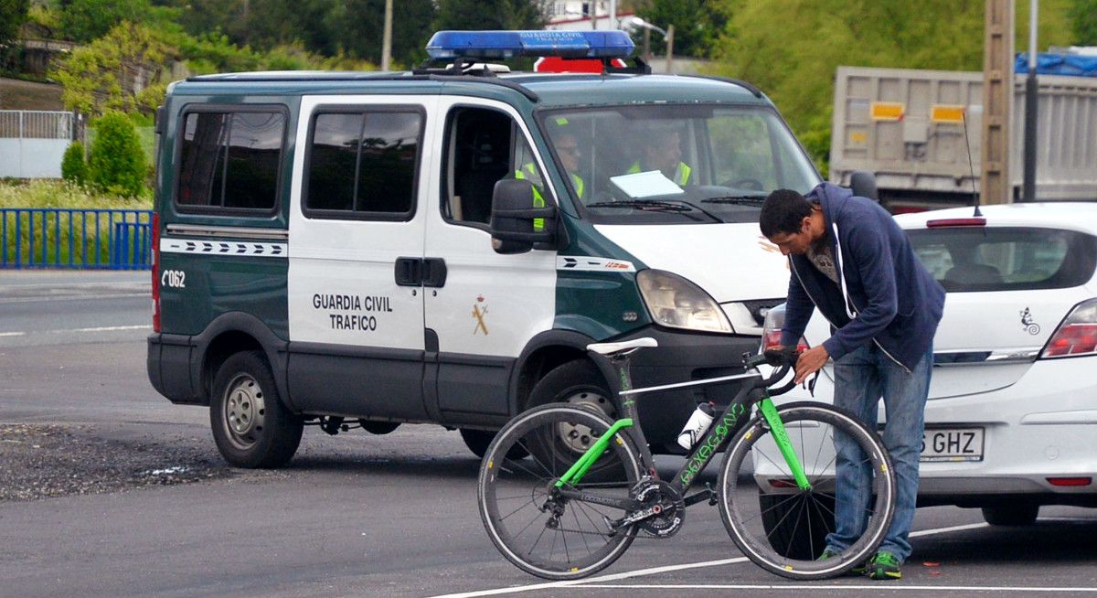 La bicicleta de Aida Valiño en el lugar del accidente en la carretera de Vigo