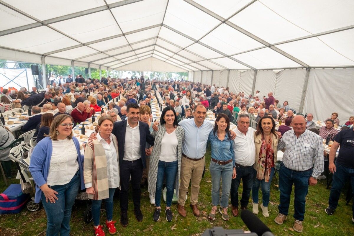 Ángel Moldes con cargos del PP que asistieron a Monte Castrove