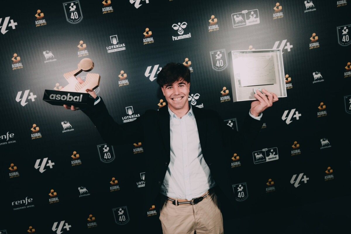 Carlos Álvarez recibe el premio a mejor jugador de la temporada en la gala de la Liga Asobal
