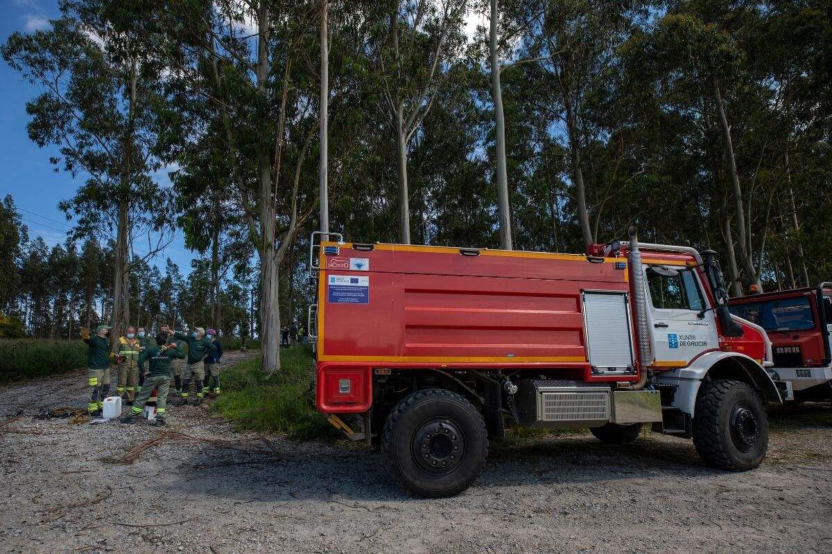 Motobomba e traballadores do servizo de extinción de incendios
