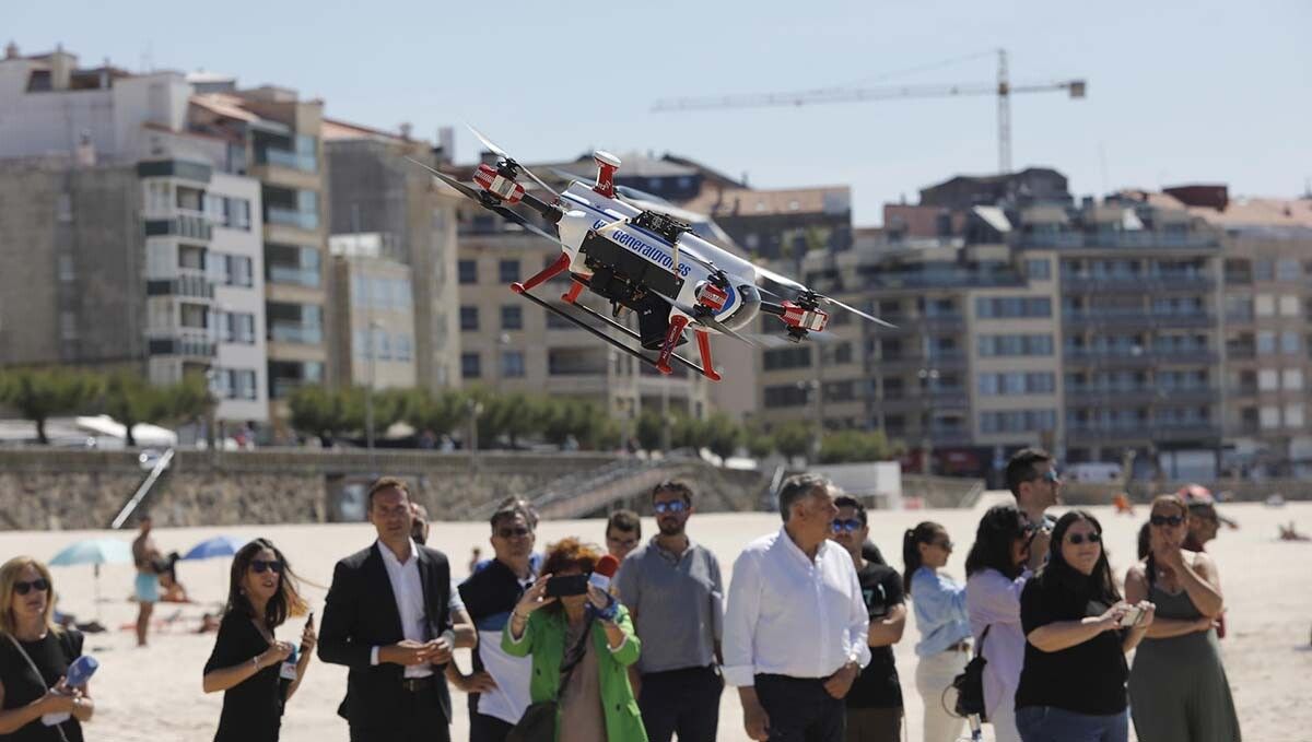 Simulacro de rescate acuático en Silgar usando un dron de salvamento