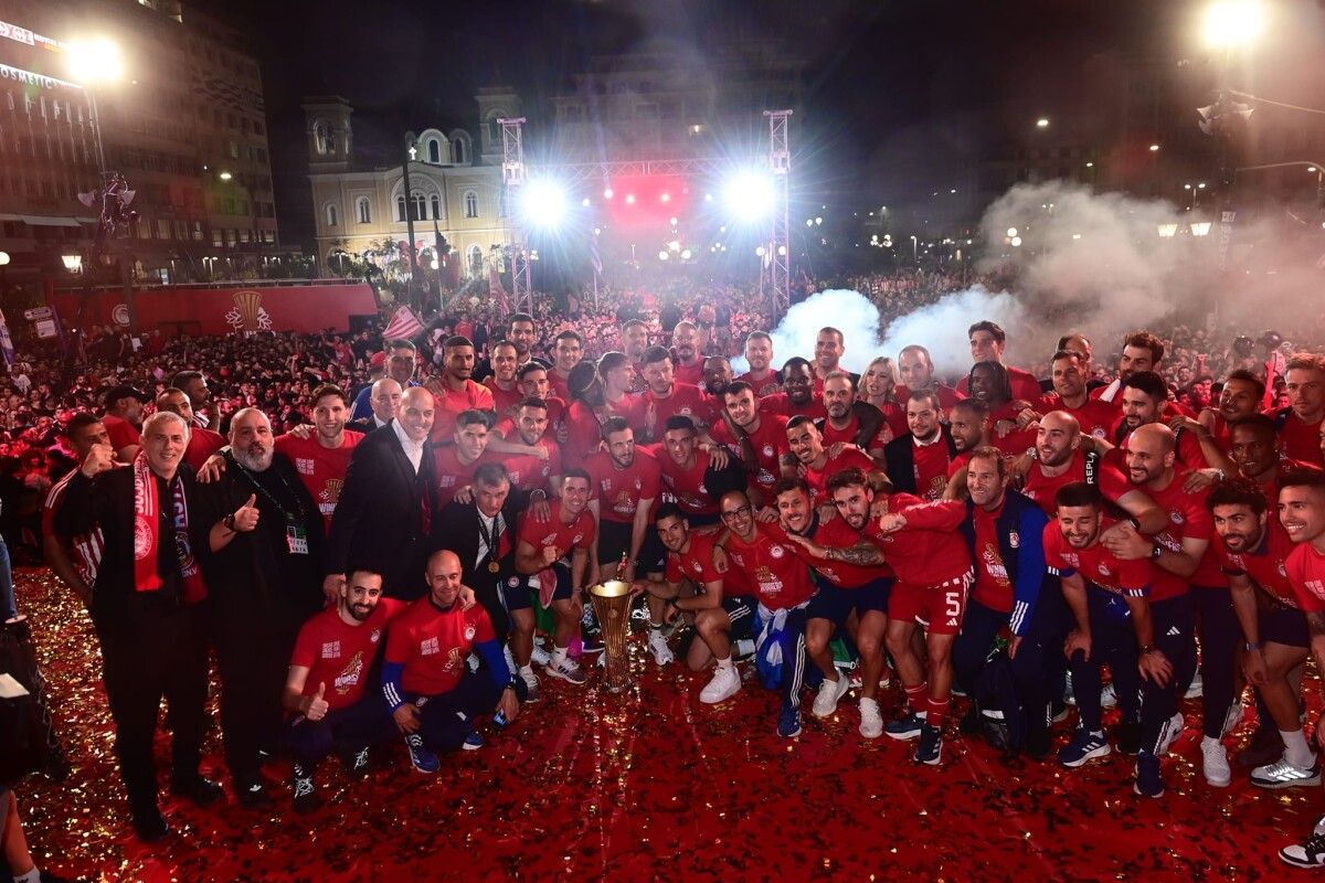 Fran Rico (agachado na parte dereita da imaxe), celebra o título da UEFA Europa Conference League con Olympiacos