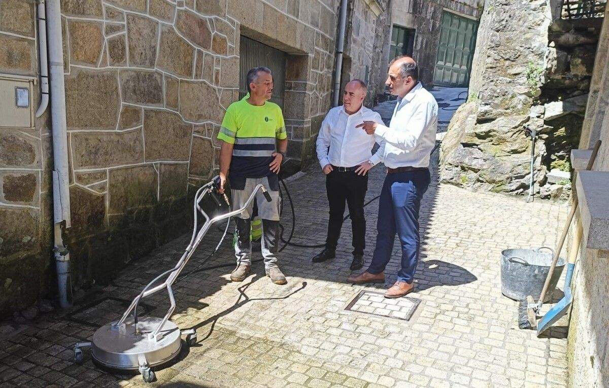 Presentación do novo equipo de lavado a presión para a limpeza viaria de Poio