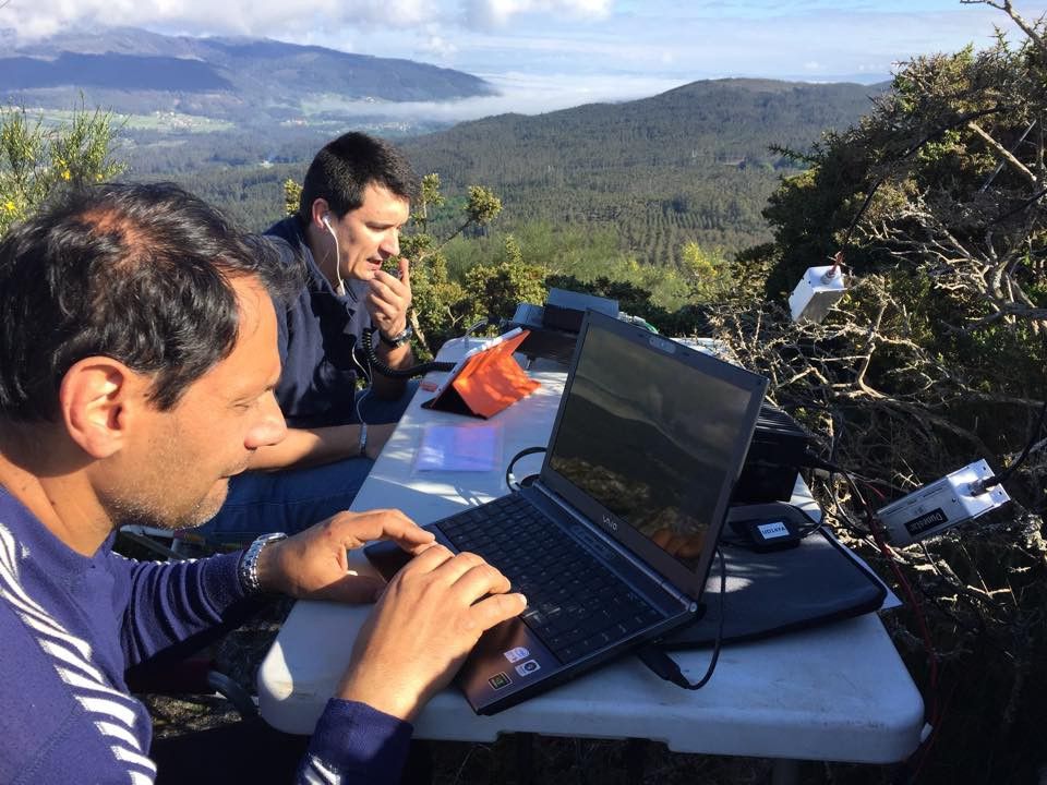 Radioaficionados de Pontevedra trabajando en el mantenimiento de señales geodésicas
