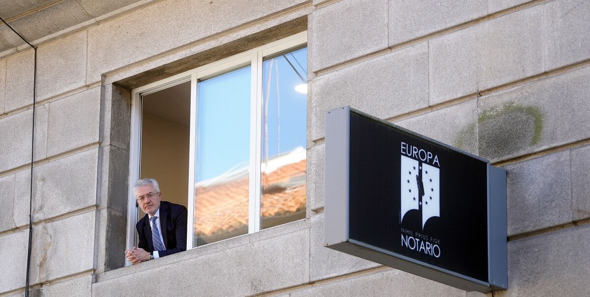 El notario Víctor Manuel Vidal Pereiro posa en la ventana de su oficina notarial en la calle Michelena, nº 1, Pontevedra