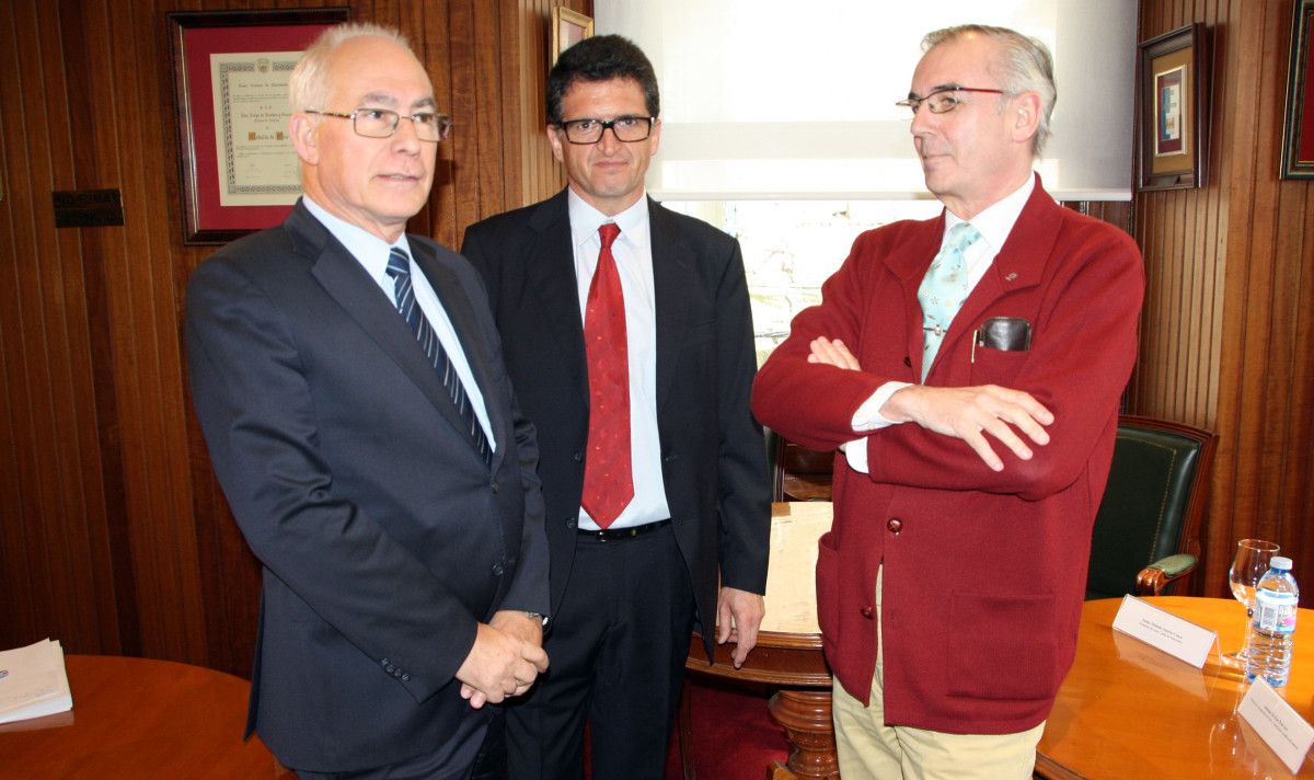Jaime Olmedo, Pedro Revilla y Antonio de Ron en la presentación del simposio