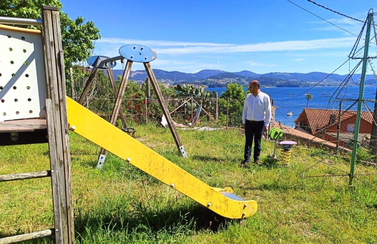 Ángel Moldes, no parque infantil de Chancelas