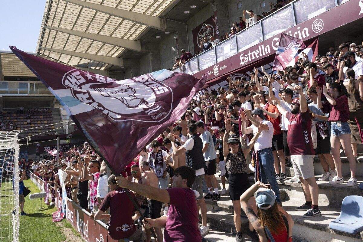Afección granate durante o partido entre Pontevedra e Betis Deportivo en Pasarón