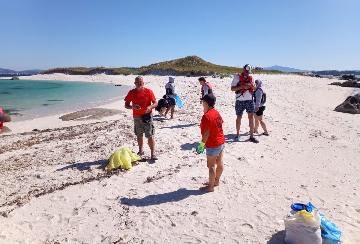 Voluntariado de "Borra su huella" realiza una recogido de basura en el islote Areoso