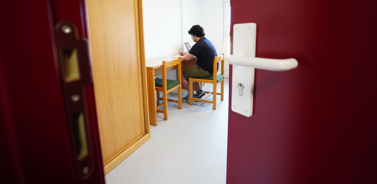 Un alumno facendo o exame da ABAU no Centro de Recursos Educativos da ONCE