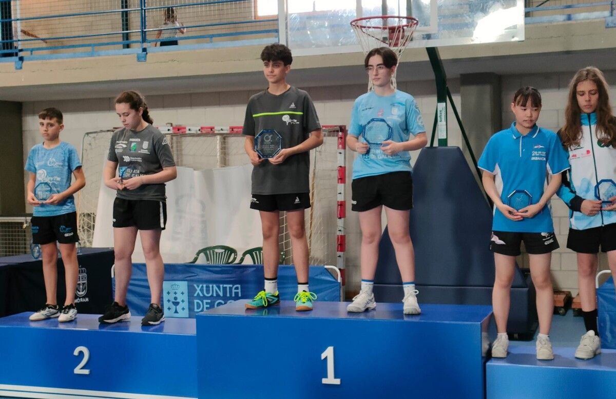 Matías Betancor e Emma Álvarez no podio do Campionato Galego celebrado en Narón