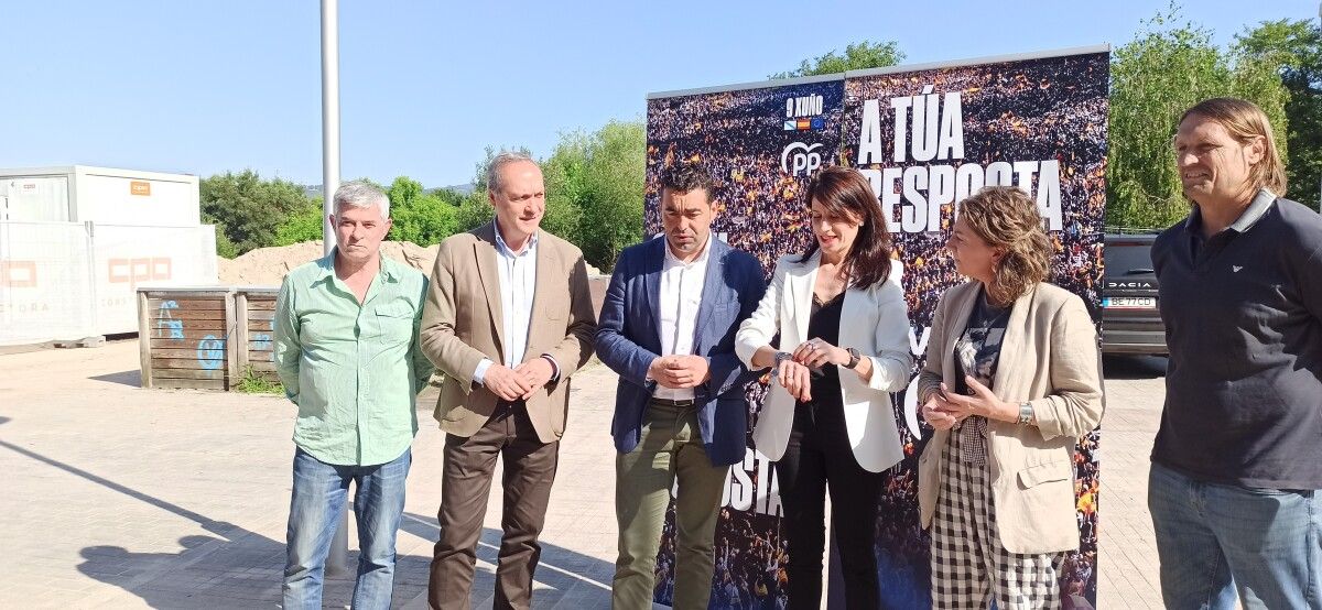 Gerardo Pérez Puga, Agustín Reguera, Luis López, María Martínez, Luisa Piñeiro e Juan Manuel Muñoz, do PP, en Valdecorvos