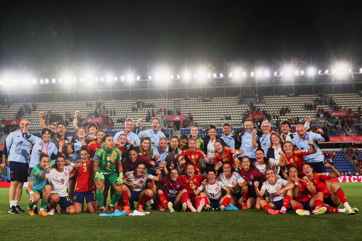 España celebra su clasificación para la Eurocopa de 2025 tras vencer a Dinamarca en Santa Cruz de Tenerife