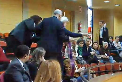 Nené González lanzando panfletos no Parlamento galego