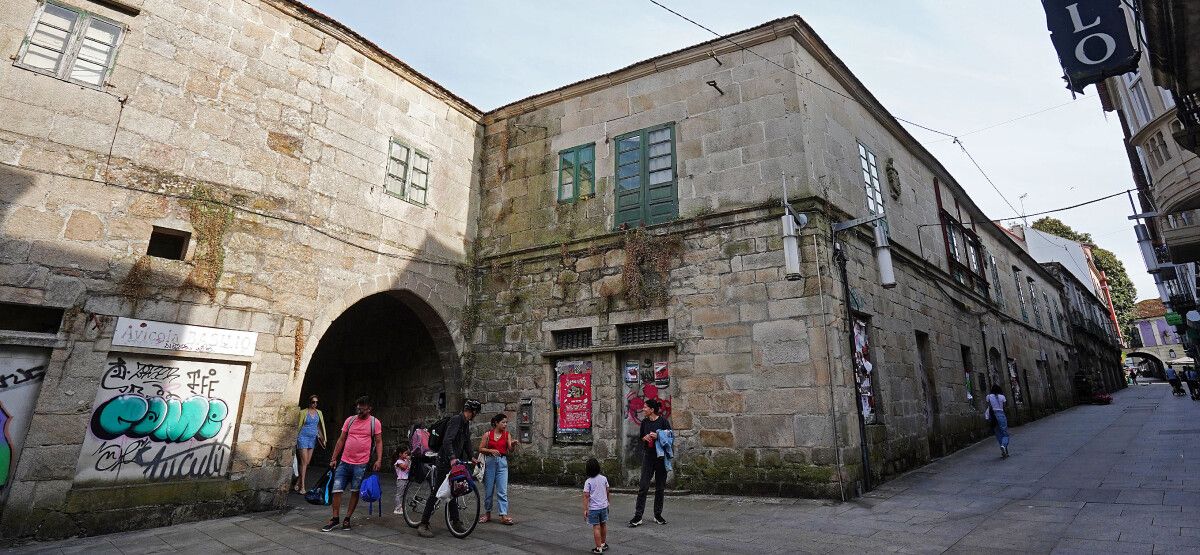 Pazo dos Mariño de Lobeira na rúa César Boente