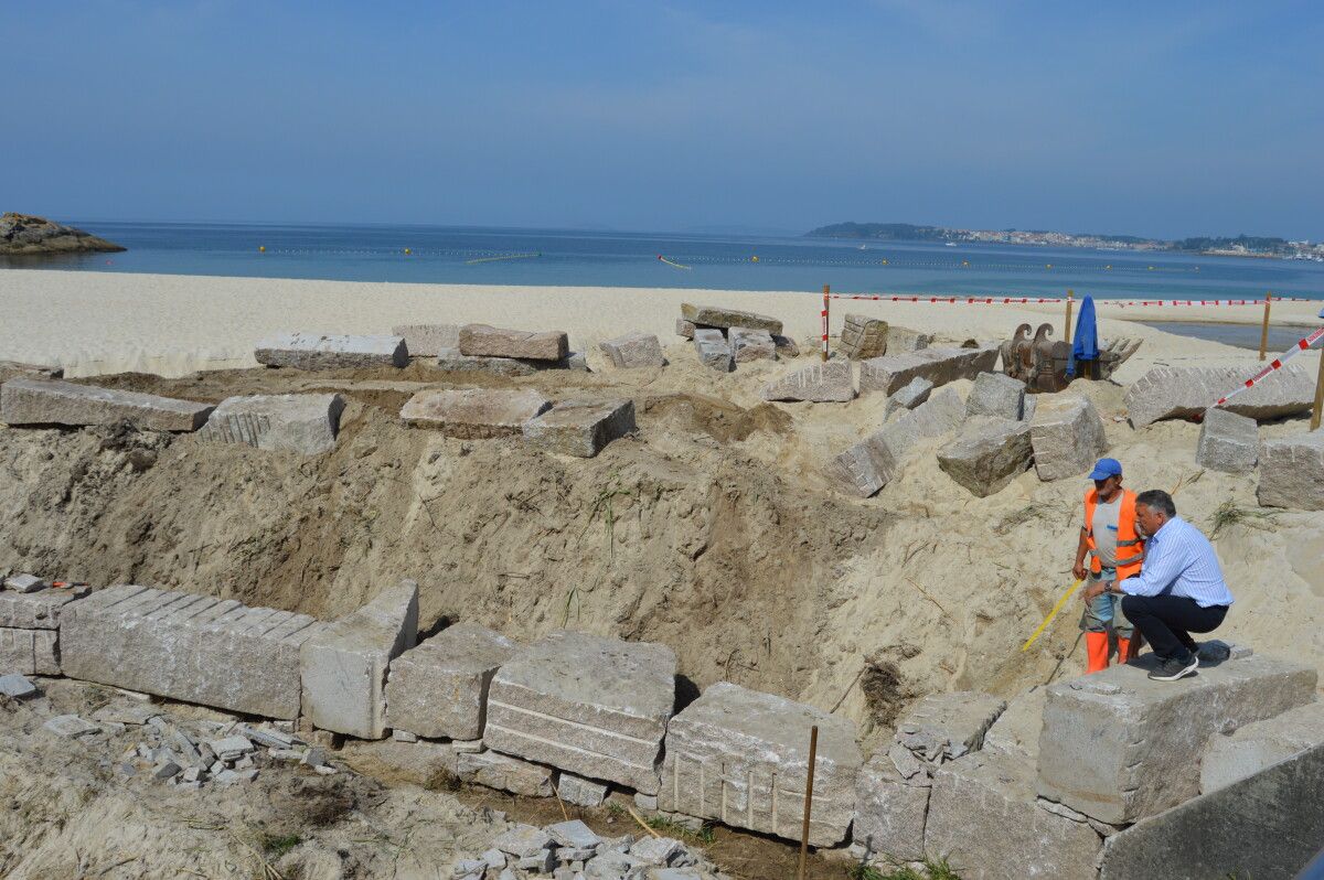 Trabajos para recuperar el cauce del río en la playa de Areas