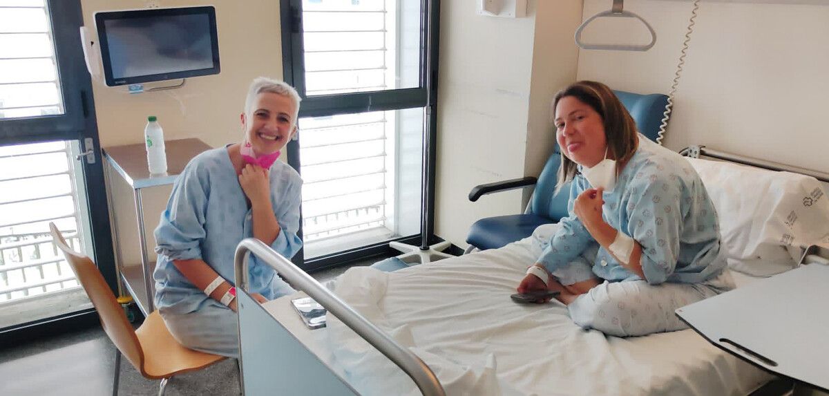 Mercedes e Nuria, o 20 de xuño de 2023, no Hospital Universitario da Coruña antes da operación