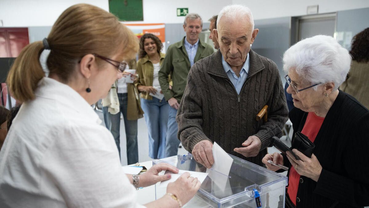 Dos personas votando en Pontevedra durante las elecciones europeas del 9J