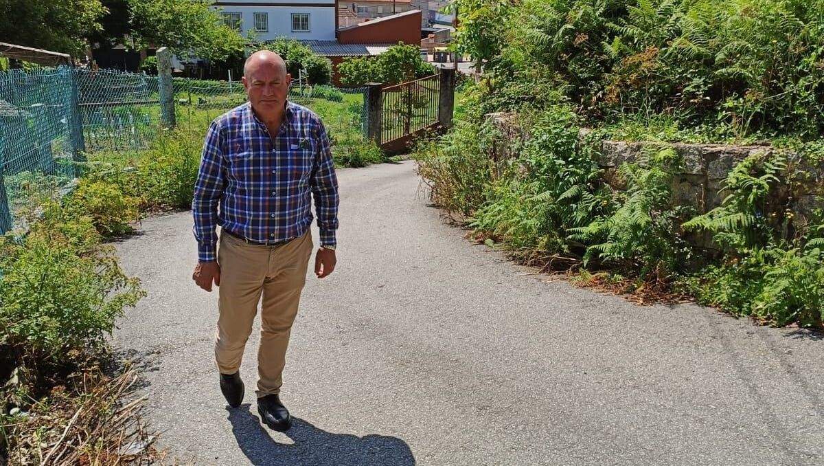 Marcial García, concelleiro de Obras e Servizos, no Camiño do Outeiro de Fontenla