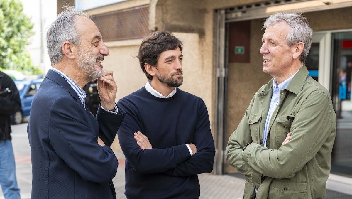 Francisco Millán Mon y Adrián Vázquez, con Alfonso Rueda en Pontevedra