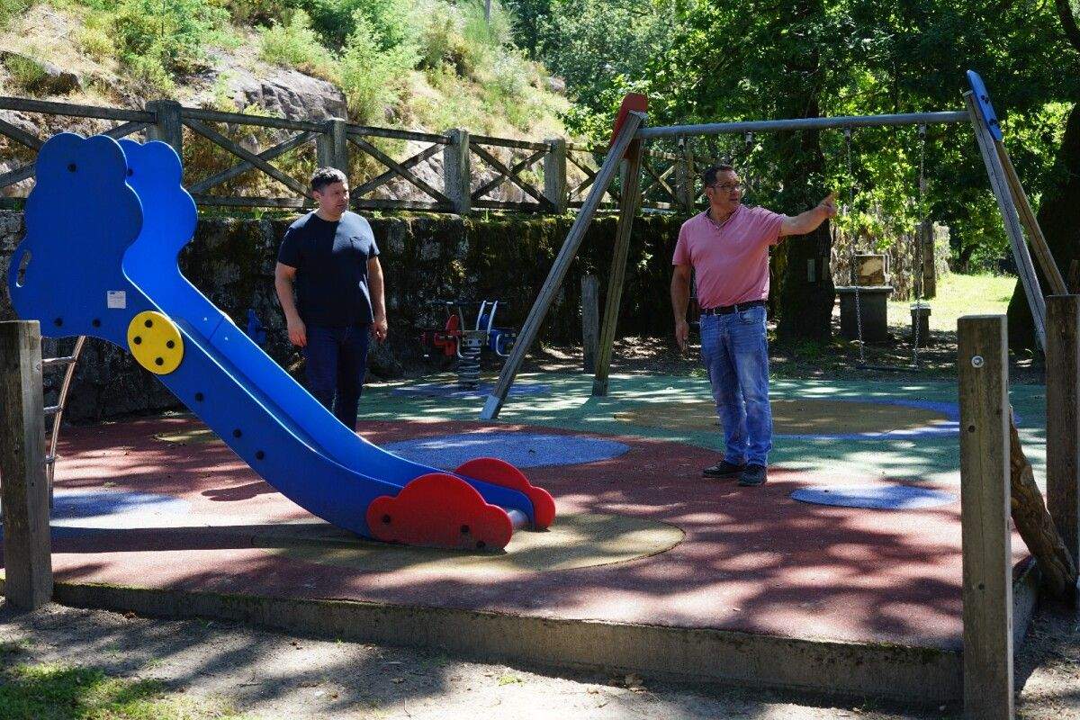 Manu Lourenzo e Pablo Garrido visitando o parque de Veiguiña Longa 
