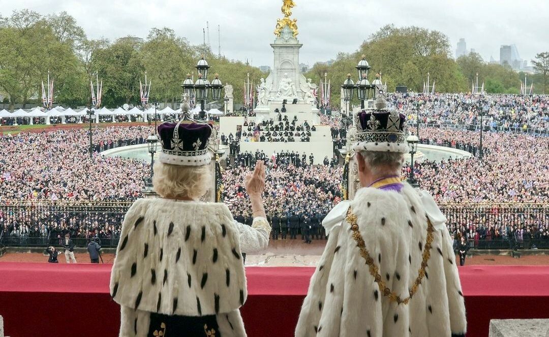 Los reyes Camilla y Carlos III saludan a la ciudadanía