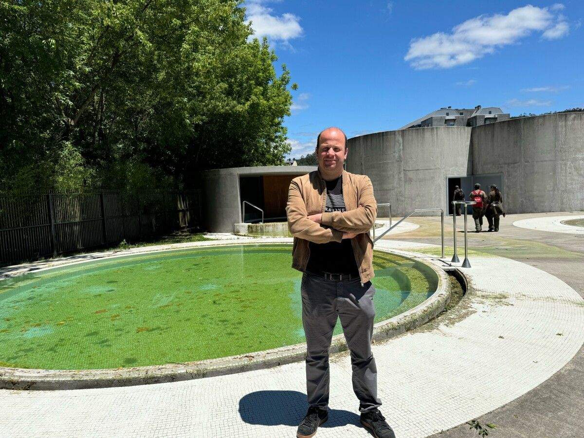 O tenente de alcalde Manuel Fariña supervisou o axardinamento da contorna das Pozas da Tafona