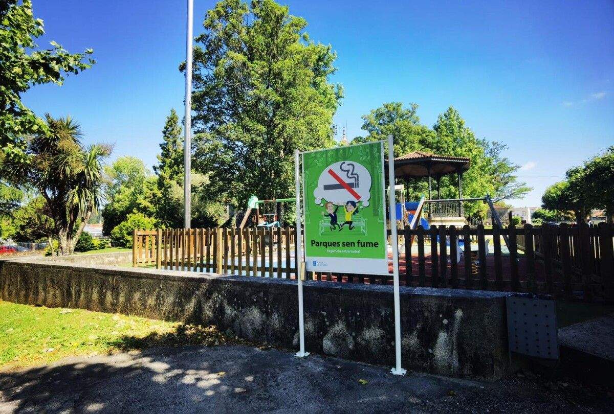 Área infantil da Praza da Constitución en Cuntis