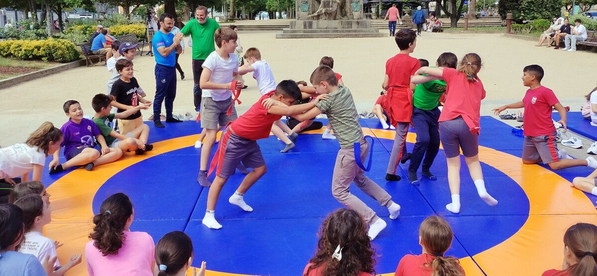 Actividade con escolares para promocionar o Mundial U20 de Loita