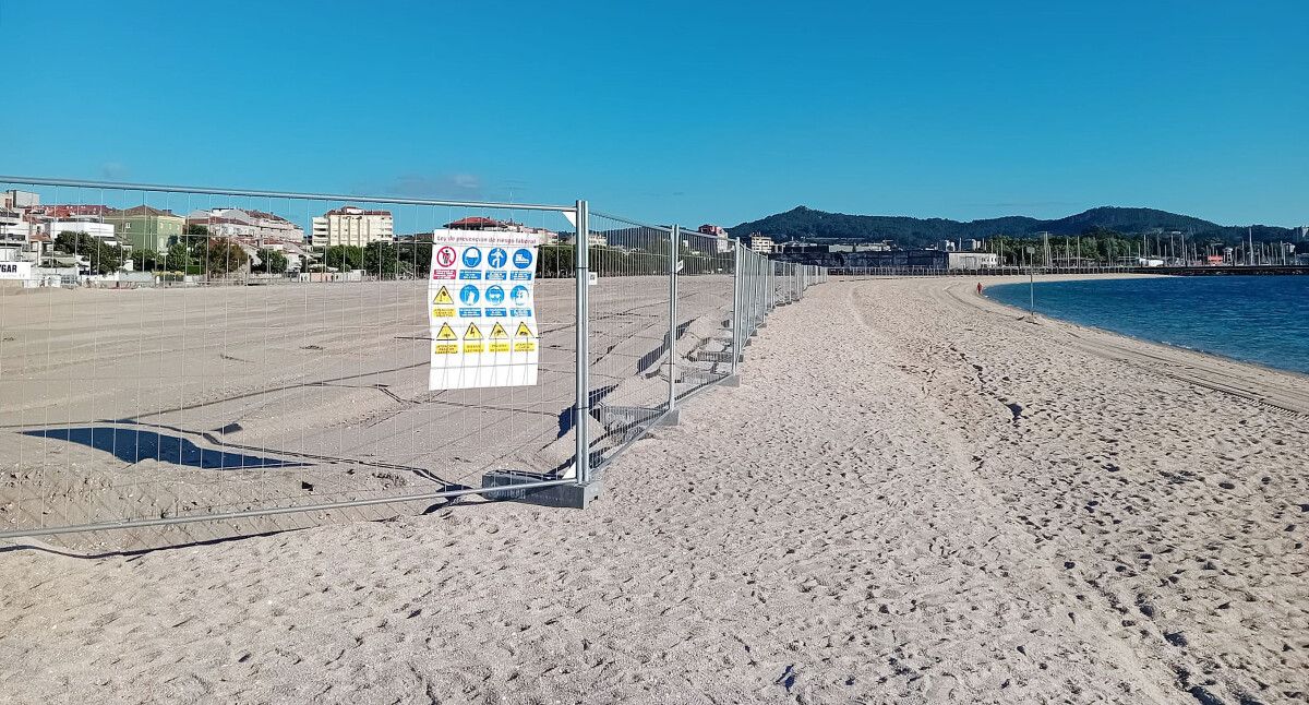 Vallado de los trabajos de regeneración medioambiental en la playa de la Concha (Vilagarcía de Arousa)