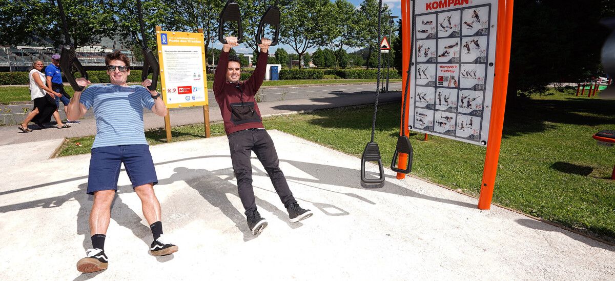 Javi Gómez Noya e Pablo Dapena, na inauguración da área de actividade física da Avenida de Bos Aires
