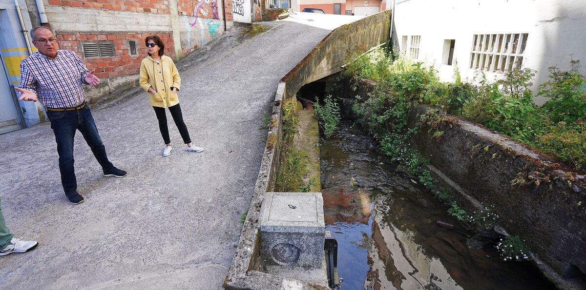Inicio del soterramiento del Rego de Valdecorvos bajo la calle Casimiro Gómez