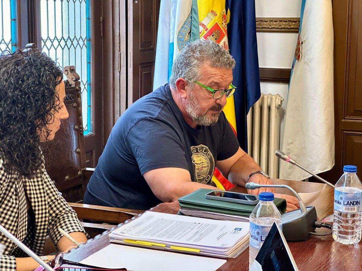 O presidente da Comunidade de Montes de Santomé, Daniel Rosales, leu a moción O presidente da Comunidade de Montes de Santomé, Daniel Rosales, leu a moción