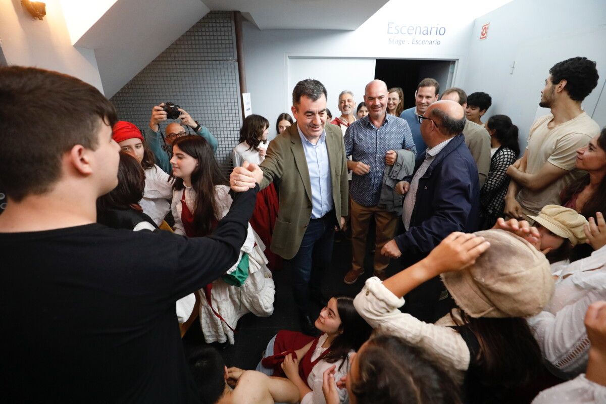 Román Rodríguez e Félix Juncal felicitaron ao elenco de Os Miserabeis