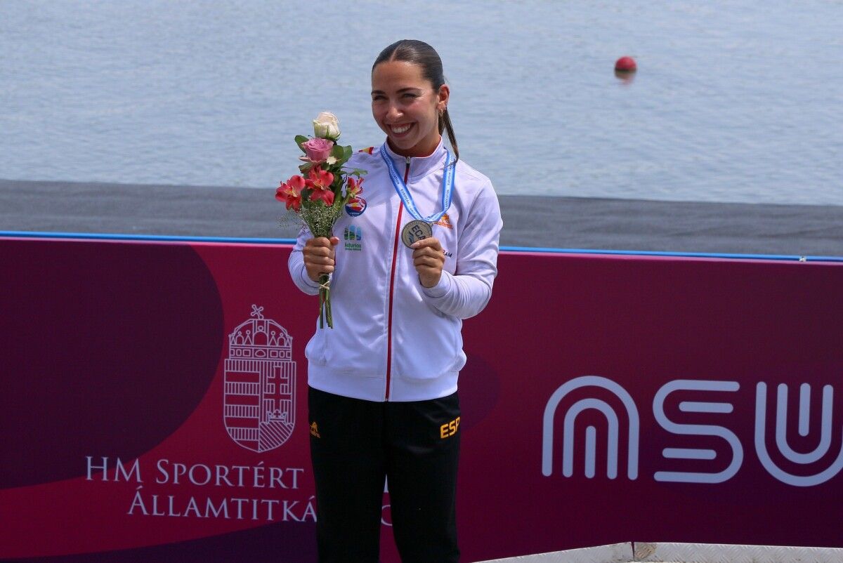 Antía Jácome coa medalla de prata no europeo de Szeged