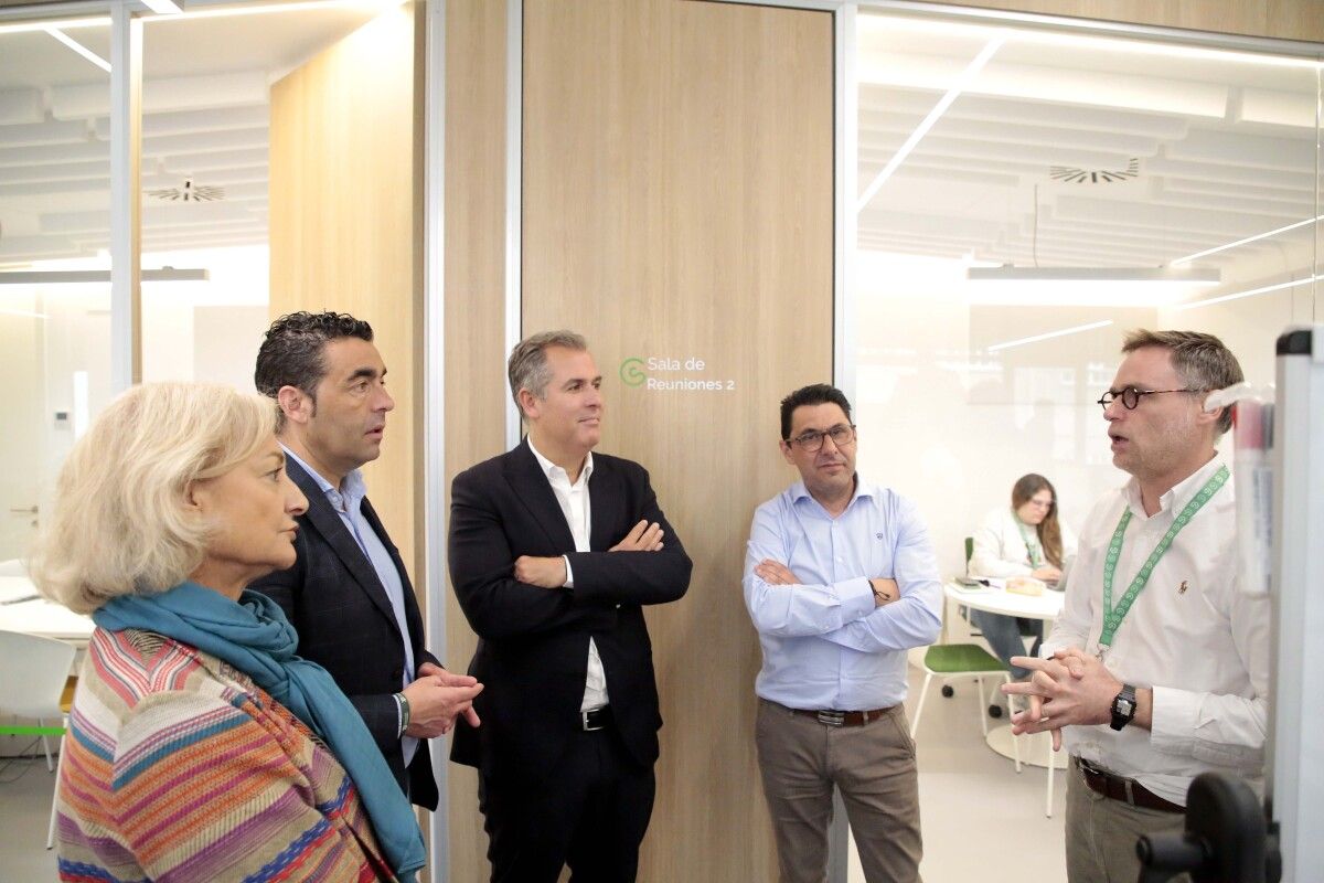 Visita de Luis López e Rafa Domínguez á sede da AECC en Pontevedra