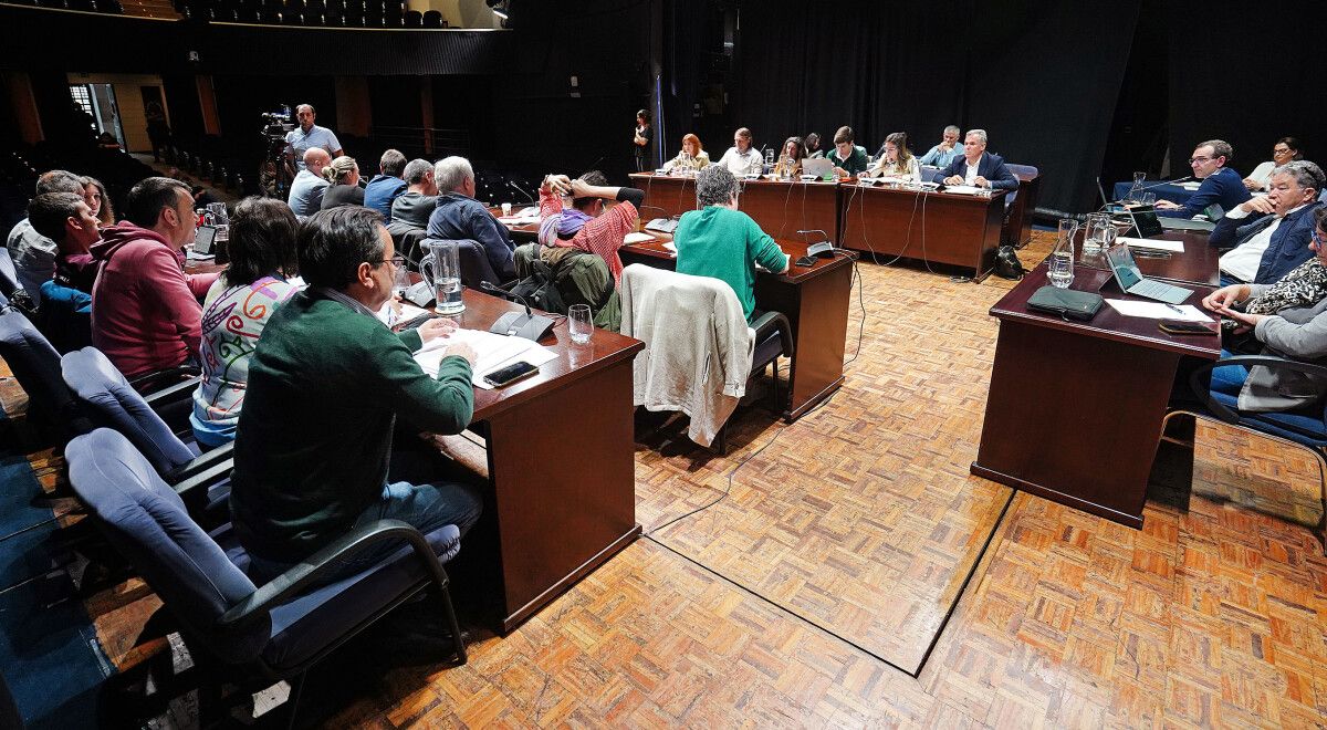 Pleno de la corporación municipal de Pontevedra en el Teatro Principal