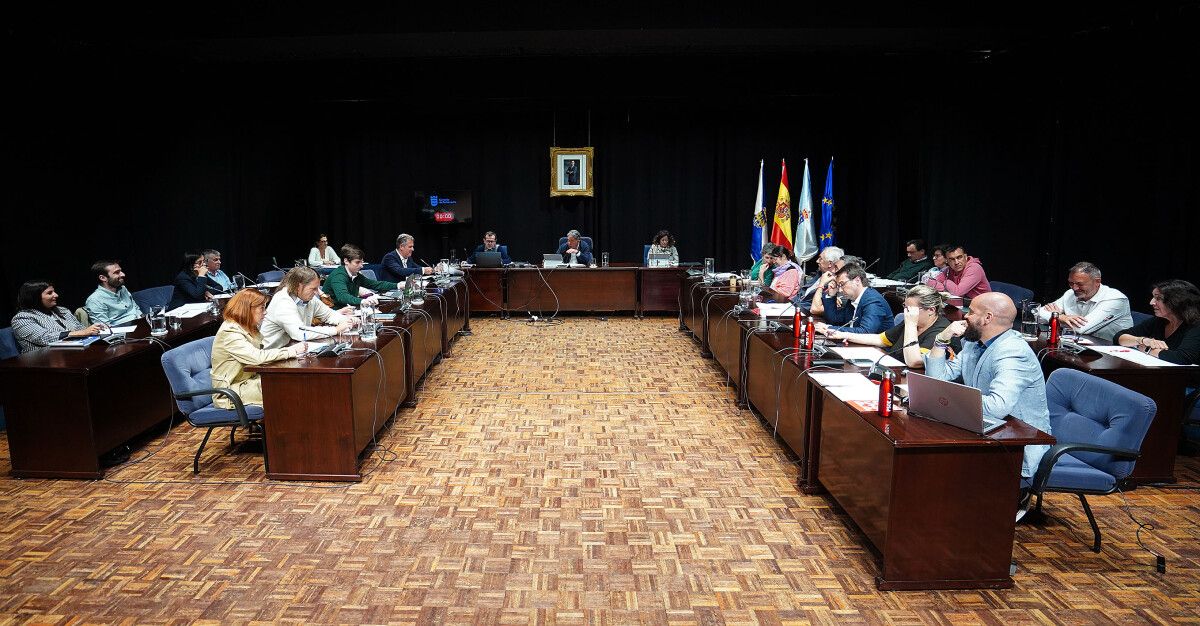 Pleno de la corporación municipal de Pontevedra en el Teatro Principal