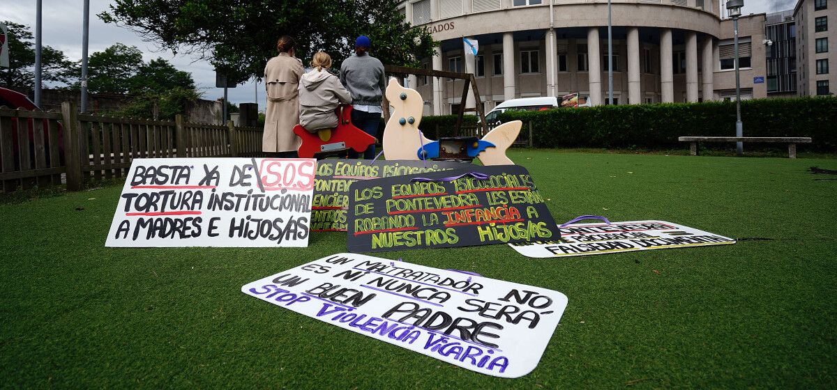 Protesta de madres y abuelas contra los informes del Imelga, los PEF y los Gabinetes de Orientación Familiar