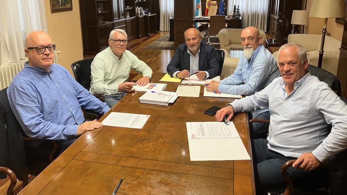 Representantes de CC.OO reunidos co subdelegado do Goberno, Abel Losada