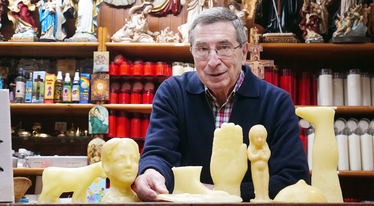 José Fuentes Alende muestra una selección de de exvotos de cera