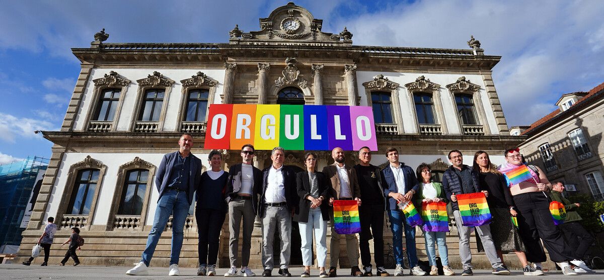 Colocación dunha pancarta no balcón da Casa do Concello polo Día do Orgullo LGBTIQA+