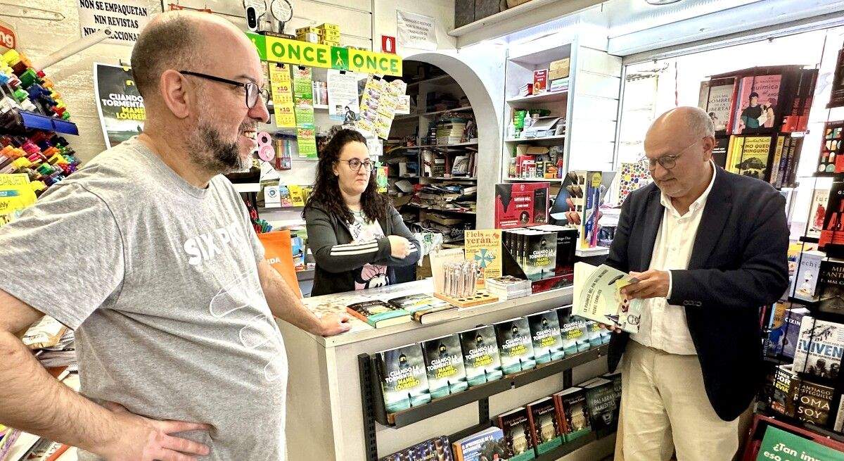 Visita de Abel Losada, subdelegado do Goberno, á Librería Miranda en Bueu