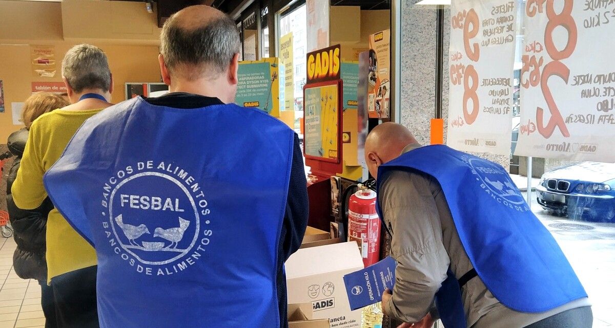 Persoas voluntarias na campaña Maio Solidario Gadis 2024
