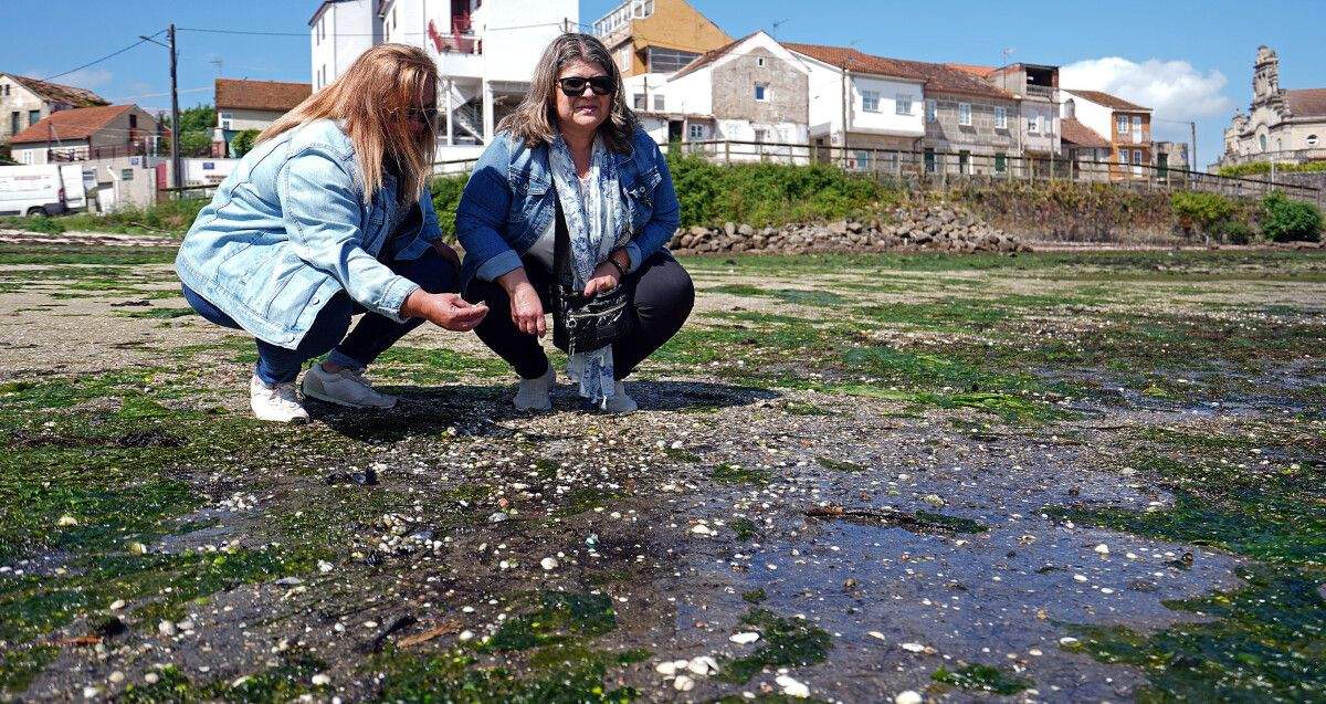 Dolores Moreira e Mari Carmen Vázquez, na praia de Lourizán