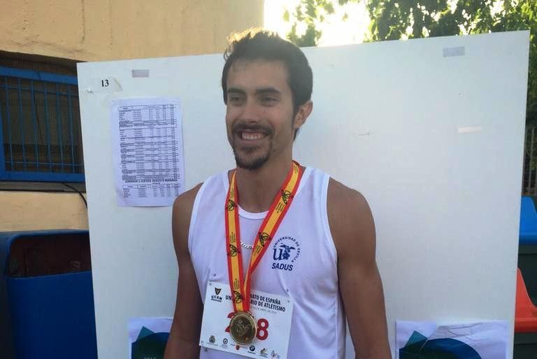 Alberto Salcedo coa medalla de ouro lograda no Campionato de España Universitario