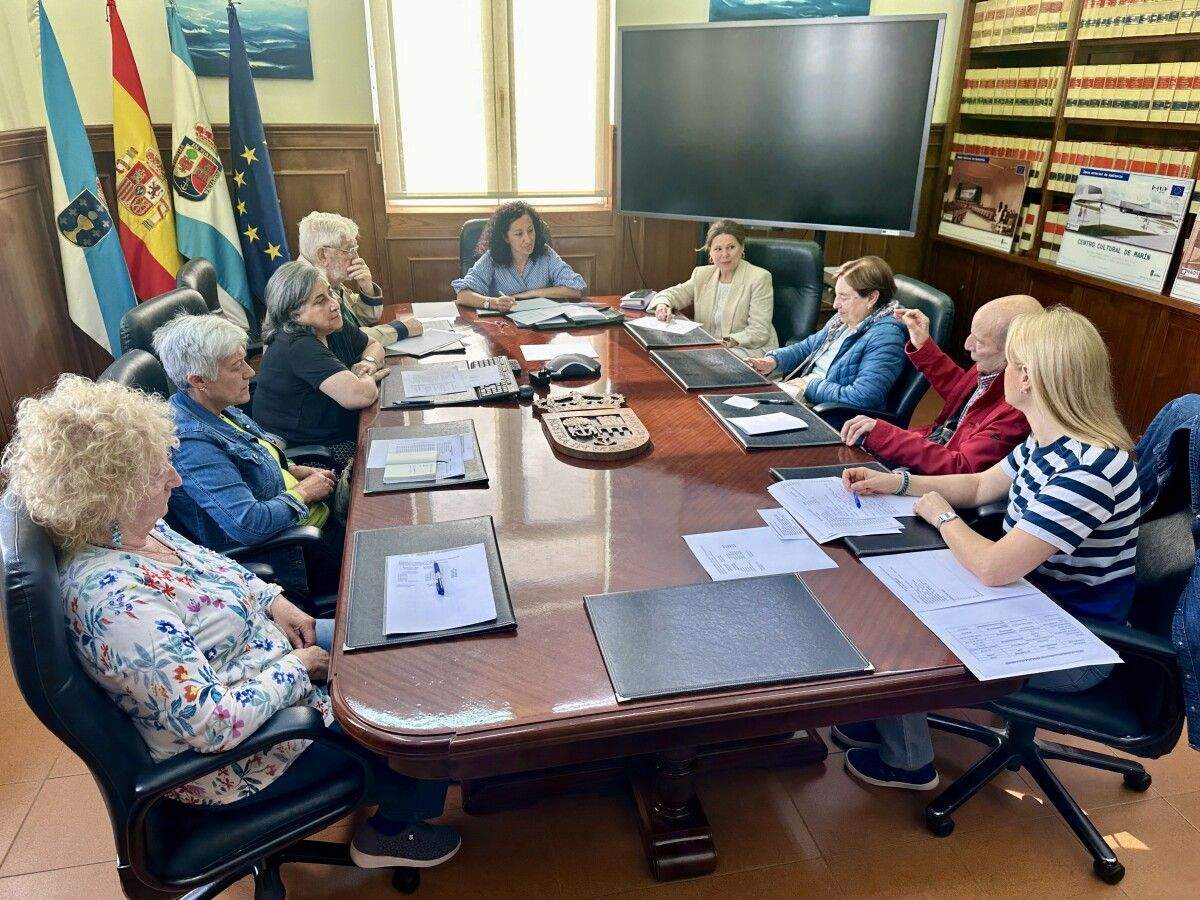 Marián Sanmartín y Mónica Viqueira reunidas con representantes das ONG de Marín