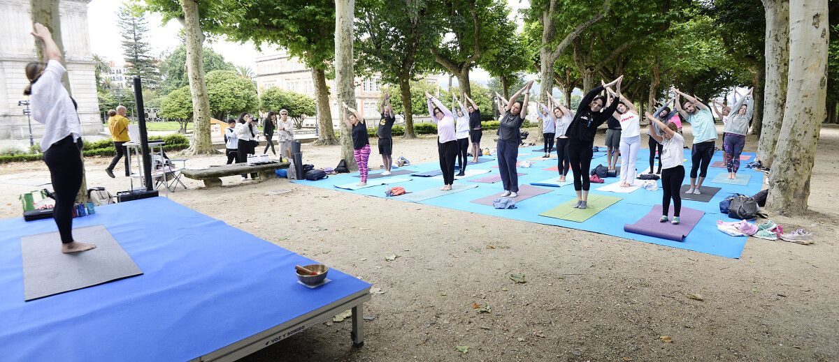 Clase de ioga ao aire libre na Alameda