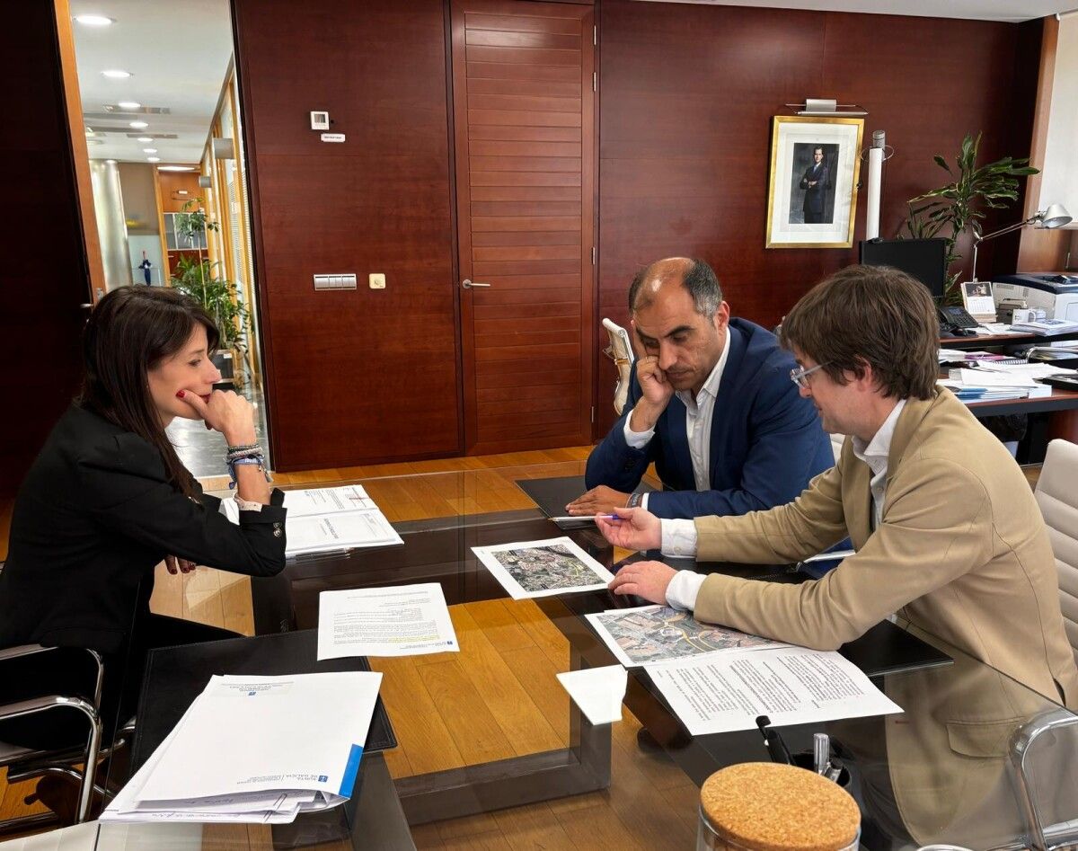 Encuentro de la conselleira de Infraestruturas, María Martínez Allegue, y el alcalde de Poio, Ángel Moldes
